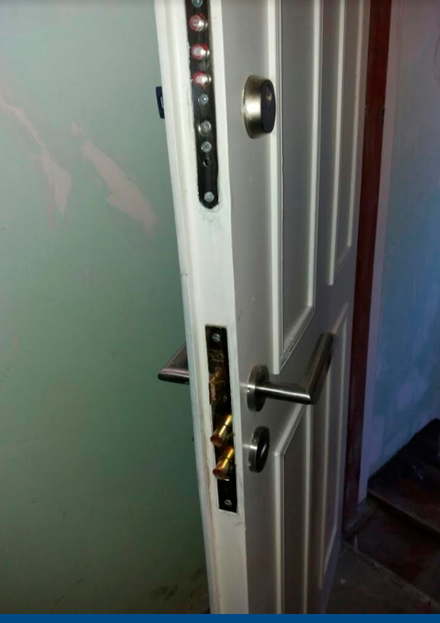 puerta blindada con cerradura de seguridad